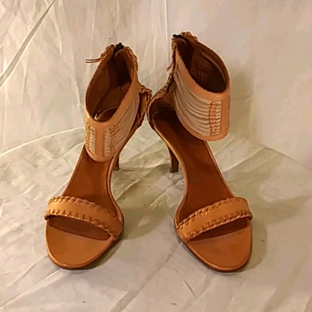 Stunning Like New Givenchy Tan Kitten Heels